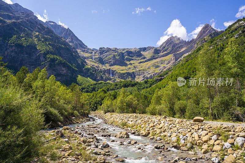 位于奥尔德萨比利牛斯国家公园的Pineta山谷和韦斯卡的Monte Perdido Cinca河